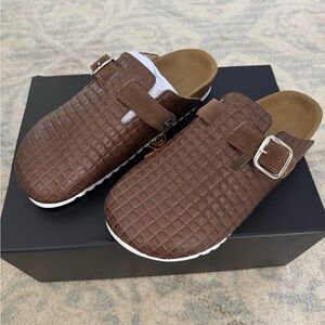 New in Box SURGEON Brown Quilted Slip-On Mules Size: Men 10/ Women’s 11.5